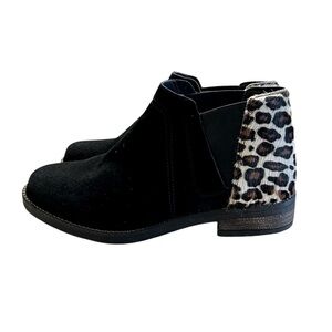Clark’s Demi Beat Leopard and black suede ankle boots SZ 7